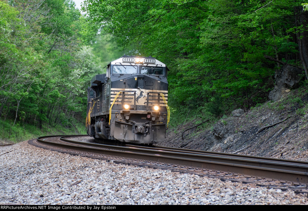 NS 4064 leads 277 west at Singer